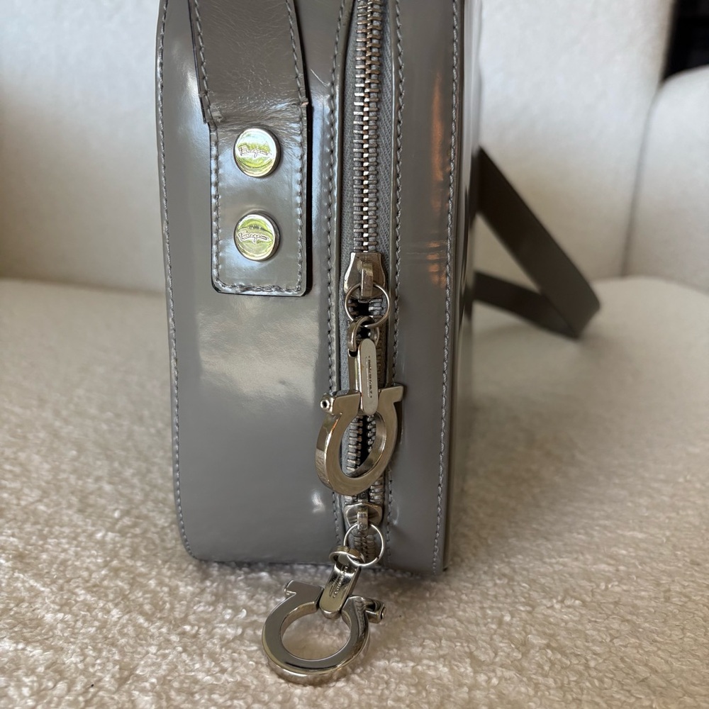 👜 Salvatore Ferragamo Vintage Box Crossbody Bag – Grey Leather - Picture 5 of 11